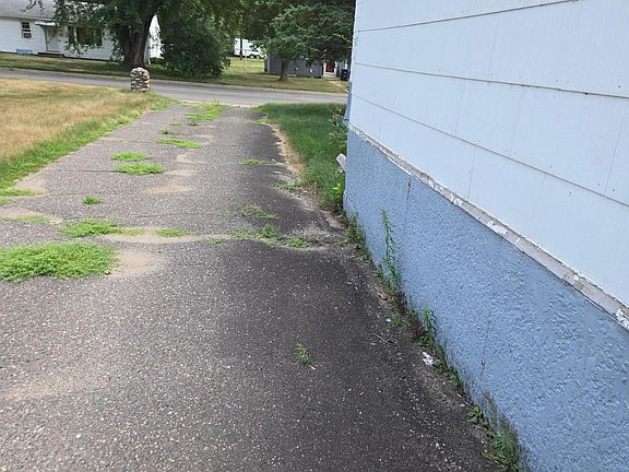 3rd image of 1007 7th St NE