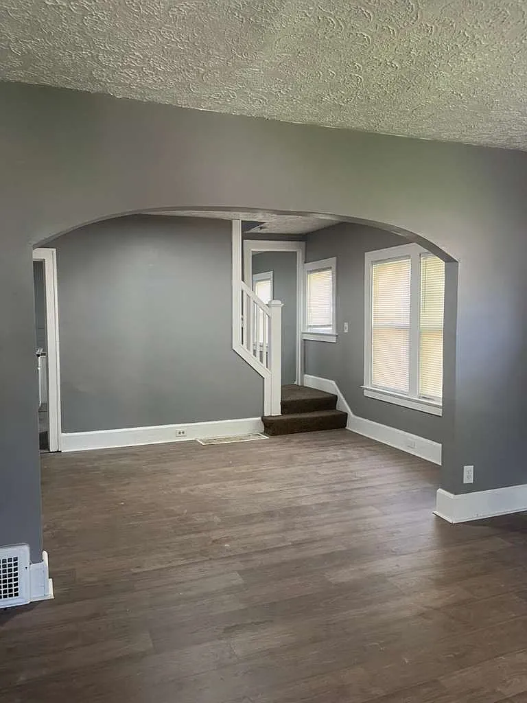 3 bed, 1000 sqft, $1,200 — Photo 2