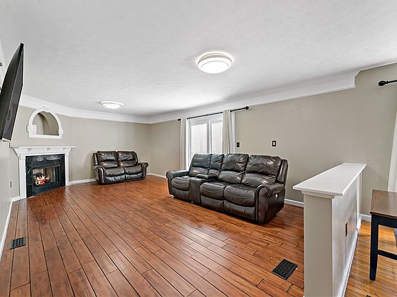 3rd image of 111 Lilac Ct