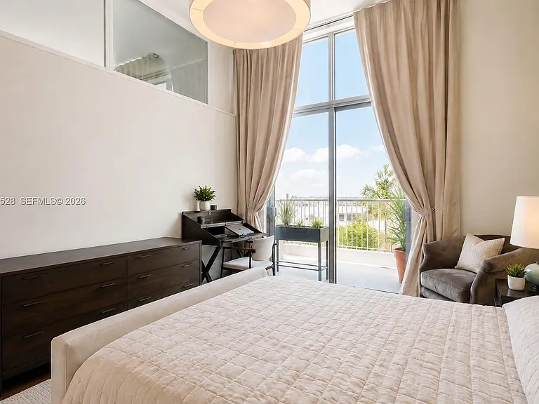 2100 Van Buren St #421 — Photo 7