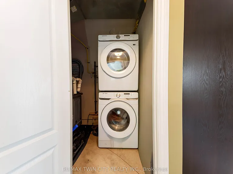 561 Queen St S #UPPER — Photo 20