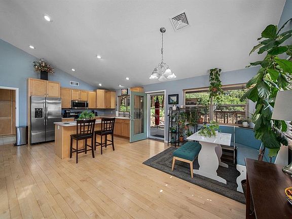 4th image of 405 Berry Drive