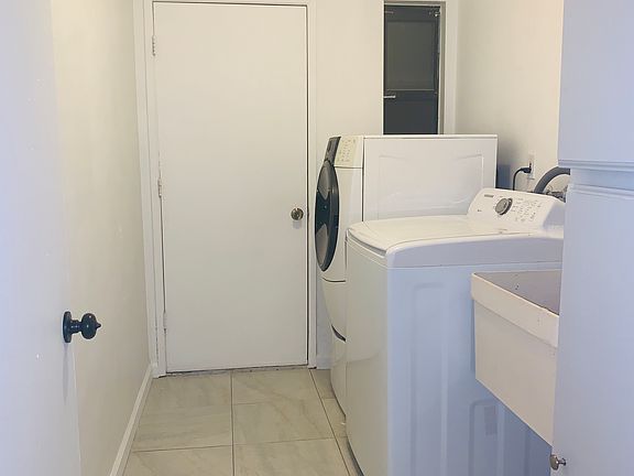 Spacious laundry room 