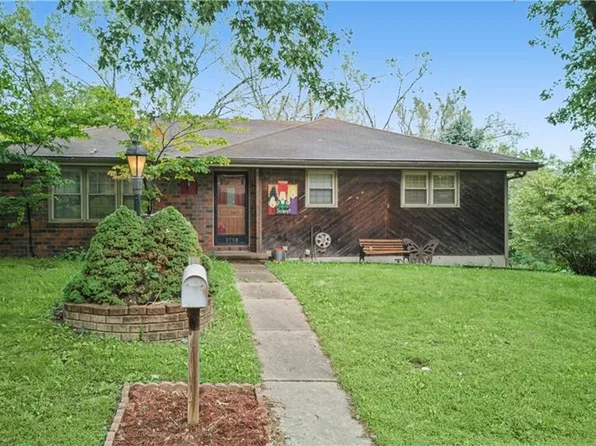 1950 Safari Dr, Saint Joseph, MO 64506