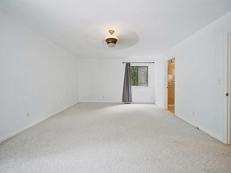 1044 Commodore Dr — Photo 17