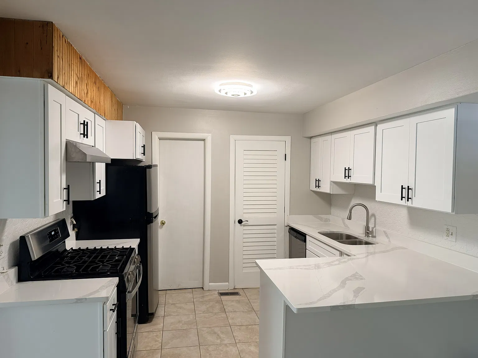 3 bed, 1.5 bath, 1000 sqft, $2,300 — Photo 2