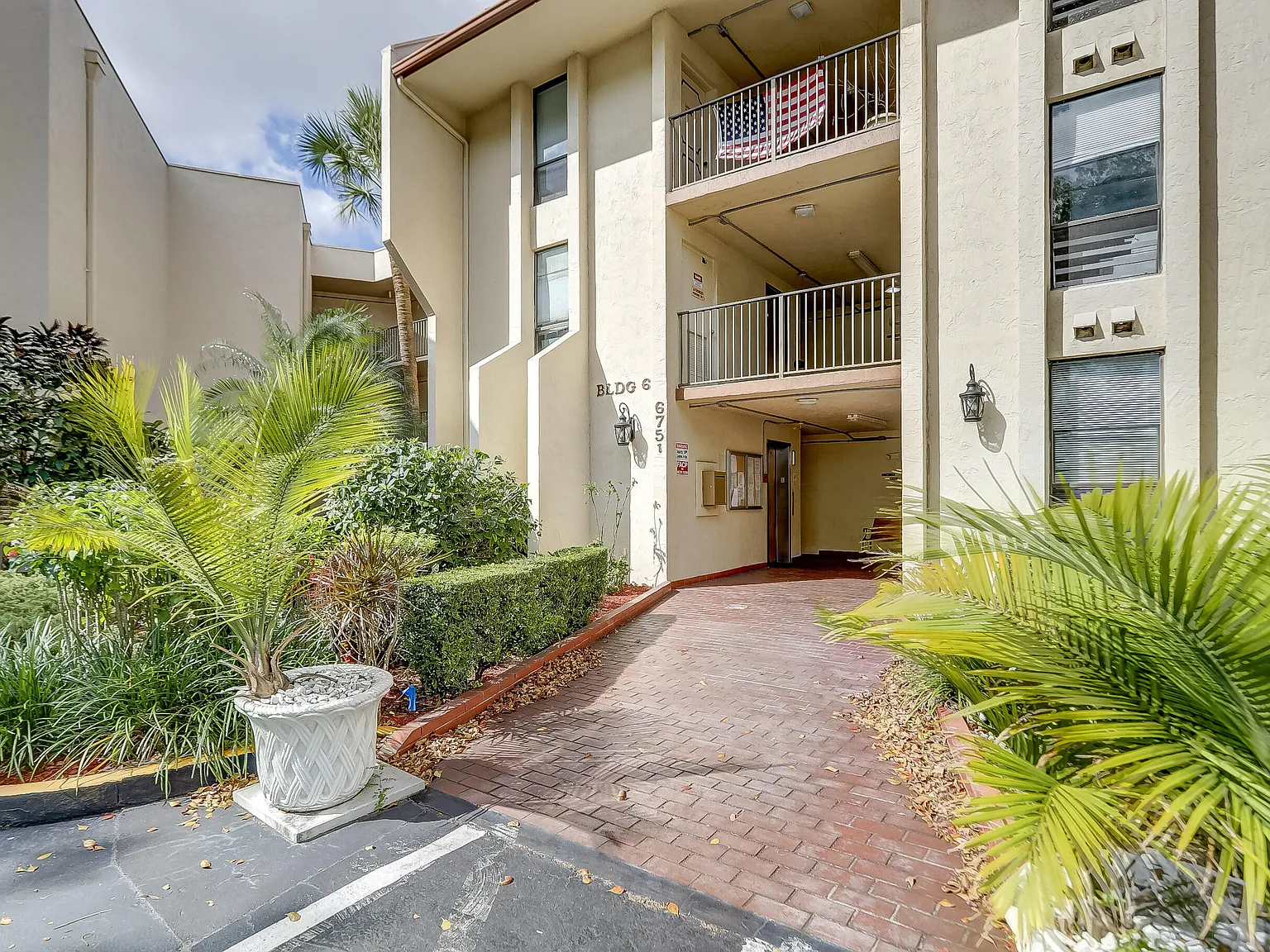 2 bed, 2.0 bath, 1023 sqft, $1,995 — Photo 4