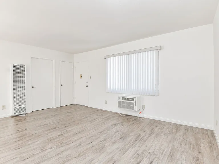 1799 N Hollywood Way — Photo 38