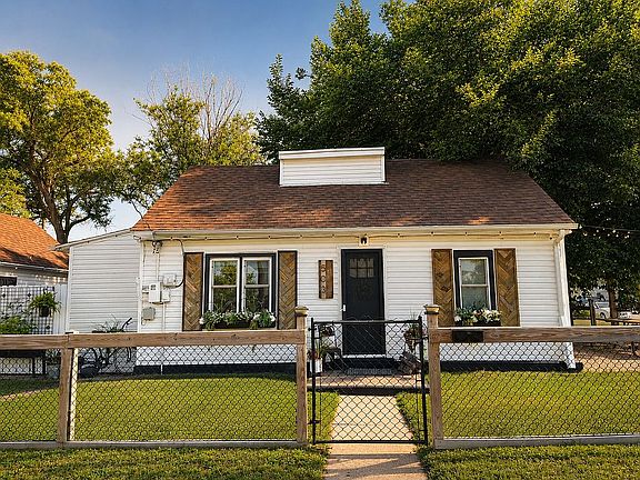 The Cozy Crooked Cottage! 