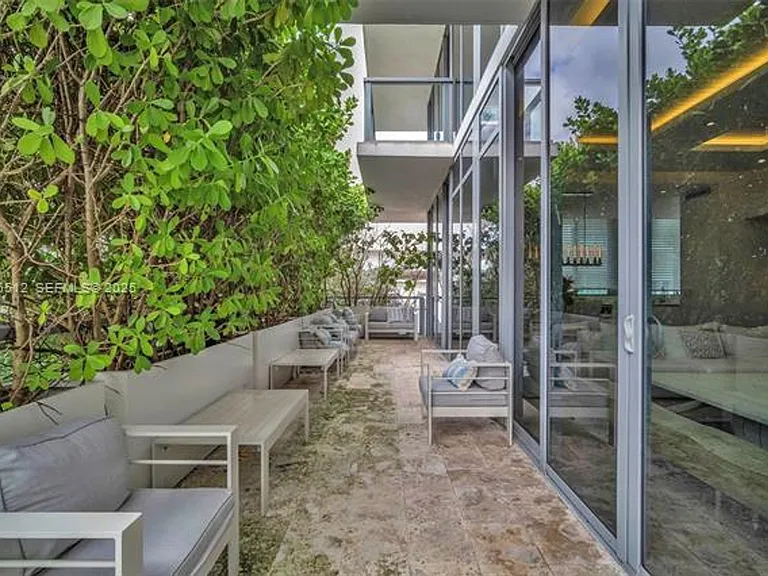 9501 Collins Ave #Townhouse 1 — Photo 2
