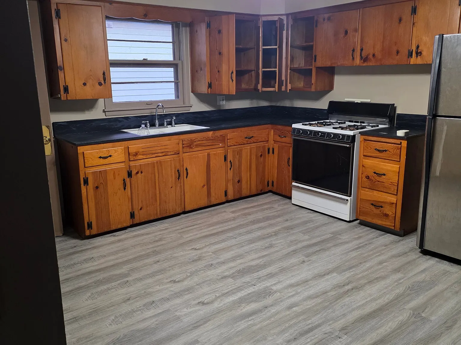 Enjoy low-maintenance living in this clean, private 1-bedroom front unit in Peoria's West Bluff. — Photo 4