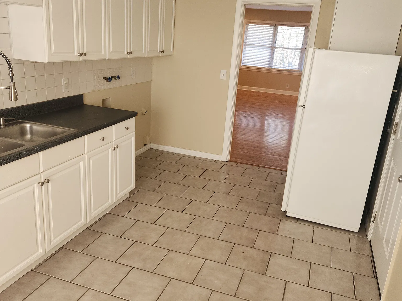 2216 Gerald Ct — Photo 2