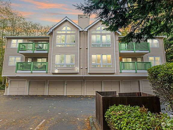 Small complex of only 10 units. >
