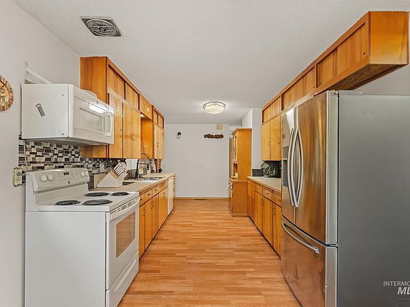 4th image of 804 Pine Drive Hts