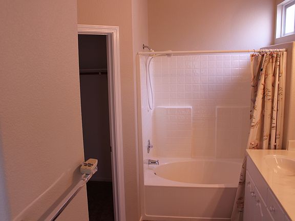 5th image of 914 Blossom Dr