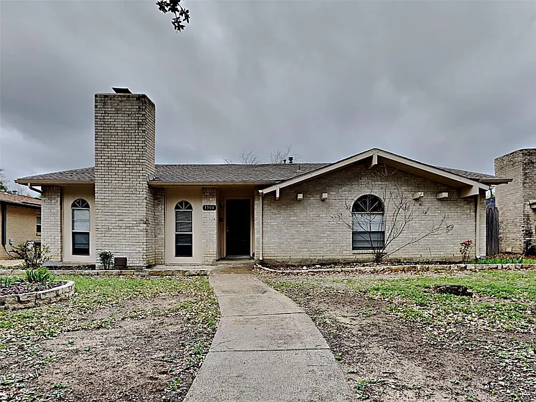 1504 Carnation Dr — Photo 1