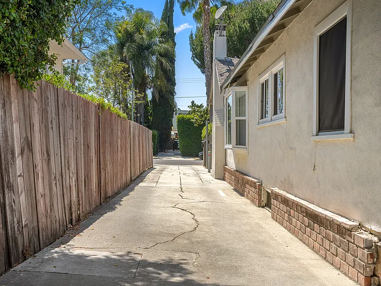 1030 N Spaulding Ave #1030 — Photo 37