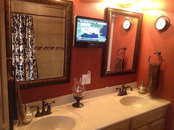 Main Floor Full Bath