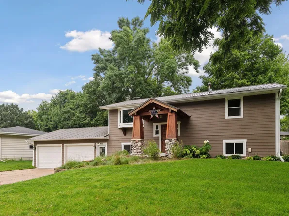 415 Adams Dr W, Young America, MN 55397