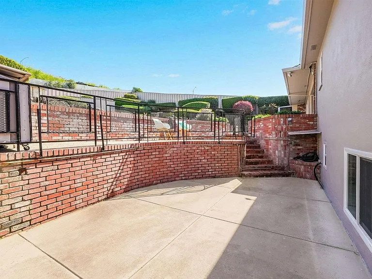 18522 Madison Ave — Photo 9