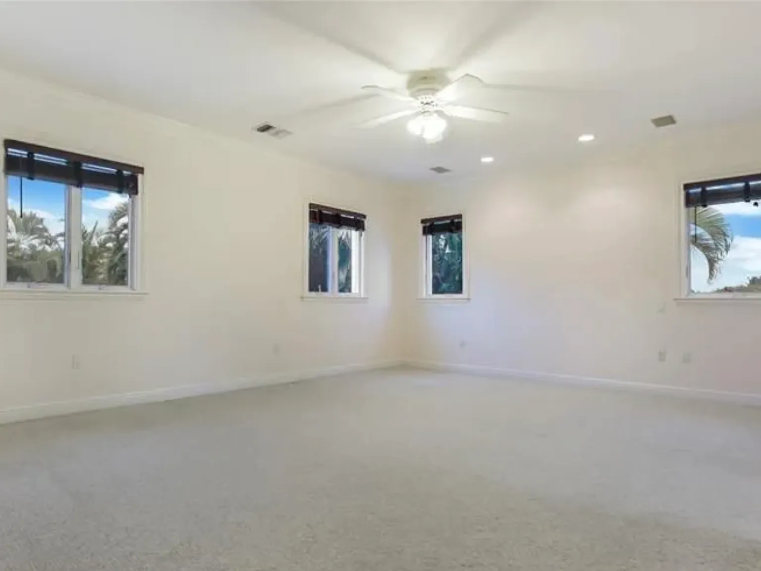 4 bed, 4.5 bath, 4247 sqft, $12,999 — Photo 2
