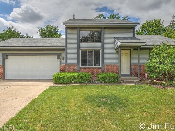 2nd image of 3221 Brook Trl SE
