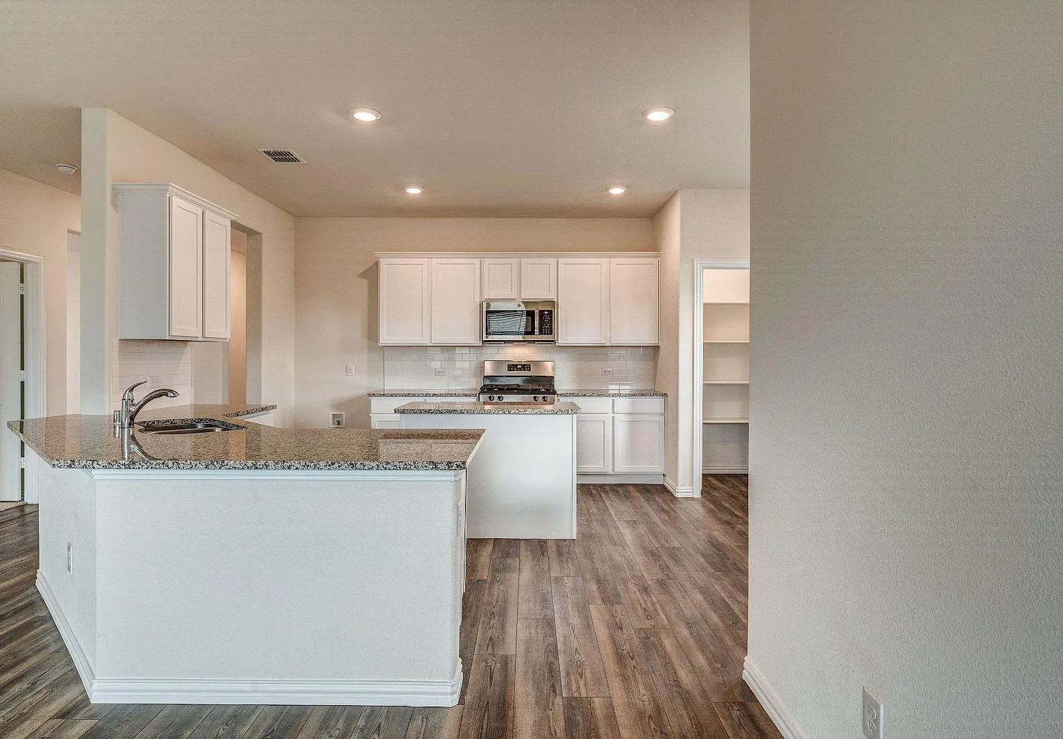 4 bed, 2011 sqft, $2,195 — Photo 3