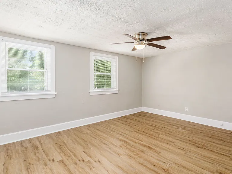 68 W Park Ave — Photo 15