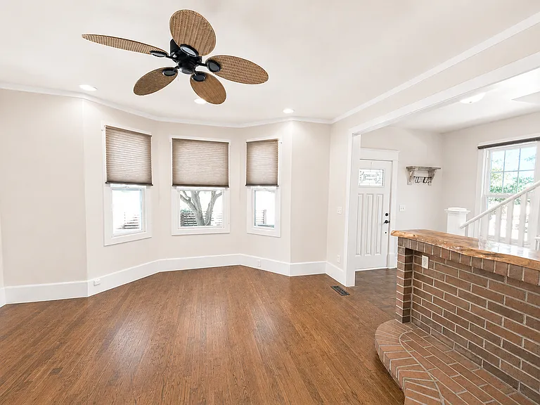 146 NW Jefferson Pl — Photo 10