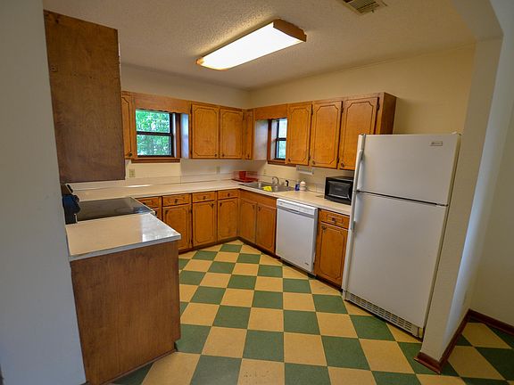 4th image of 810 E 2nd St