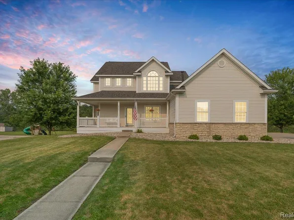 8327 Parkside Dr, Grand Blanc, MI 48439