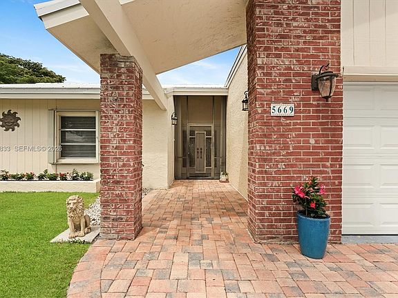 2nd image of 5669 Pinecrest Cir