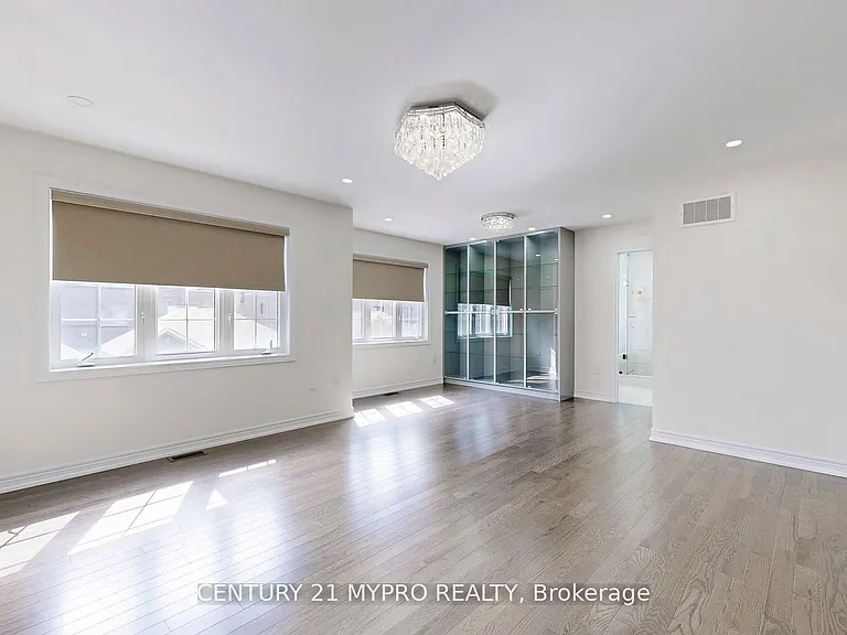 13 N Rexford Dr — Photo 15