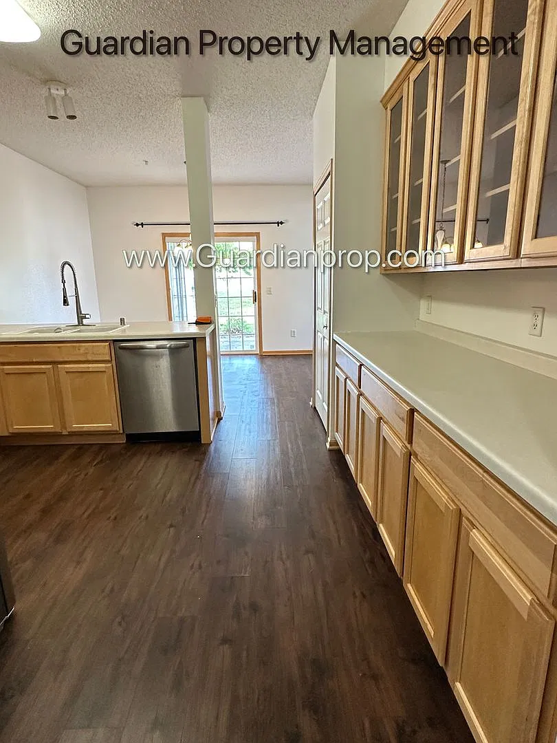 Maple Grove End Unit, 2 Car Garage, Washer/Dryer, Dishwasher — Photo 4