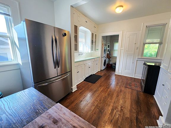2nd image of 411 W Mistletoe Ave