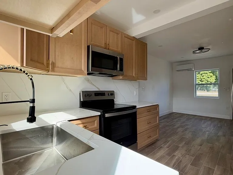 26 SW 10th Ave — Photo 12