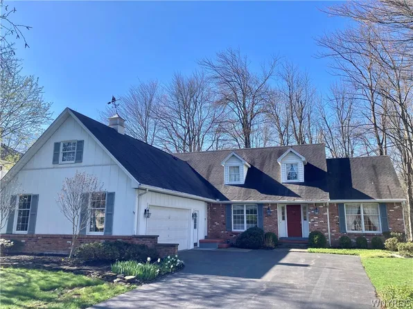 8399 Bridlewood Dr, East Amherst, NY 14051