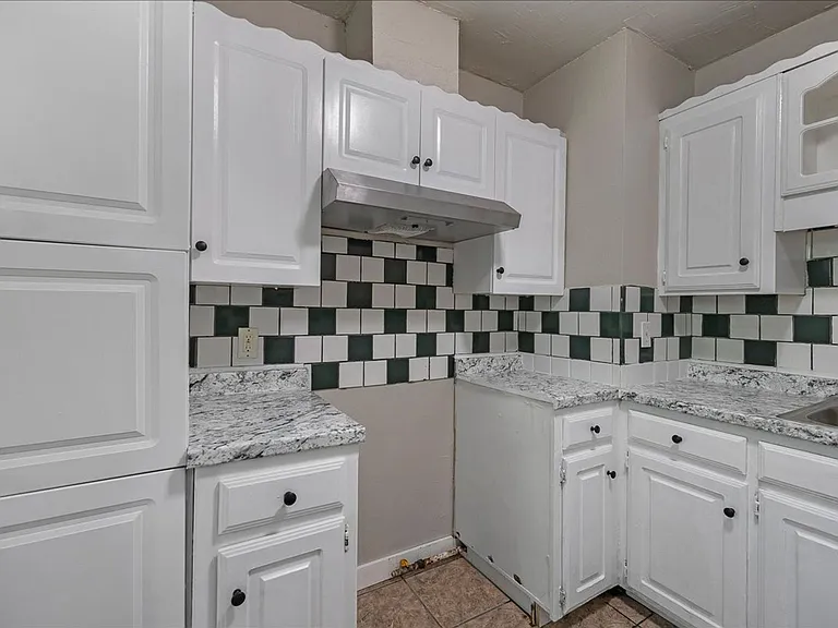 2202 Brook Ave — Photo 8