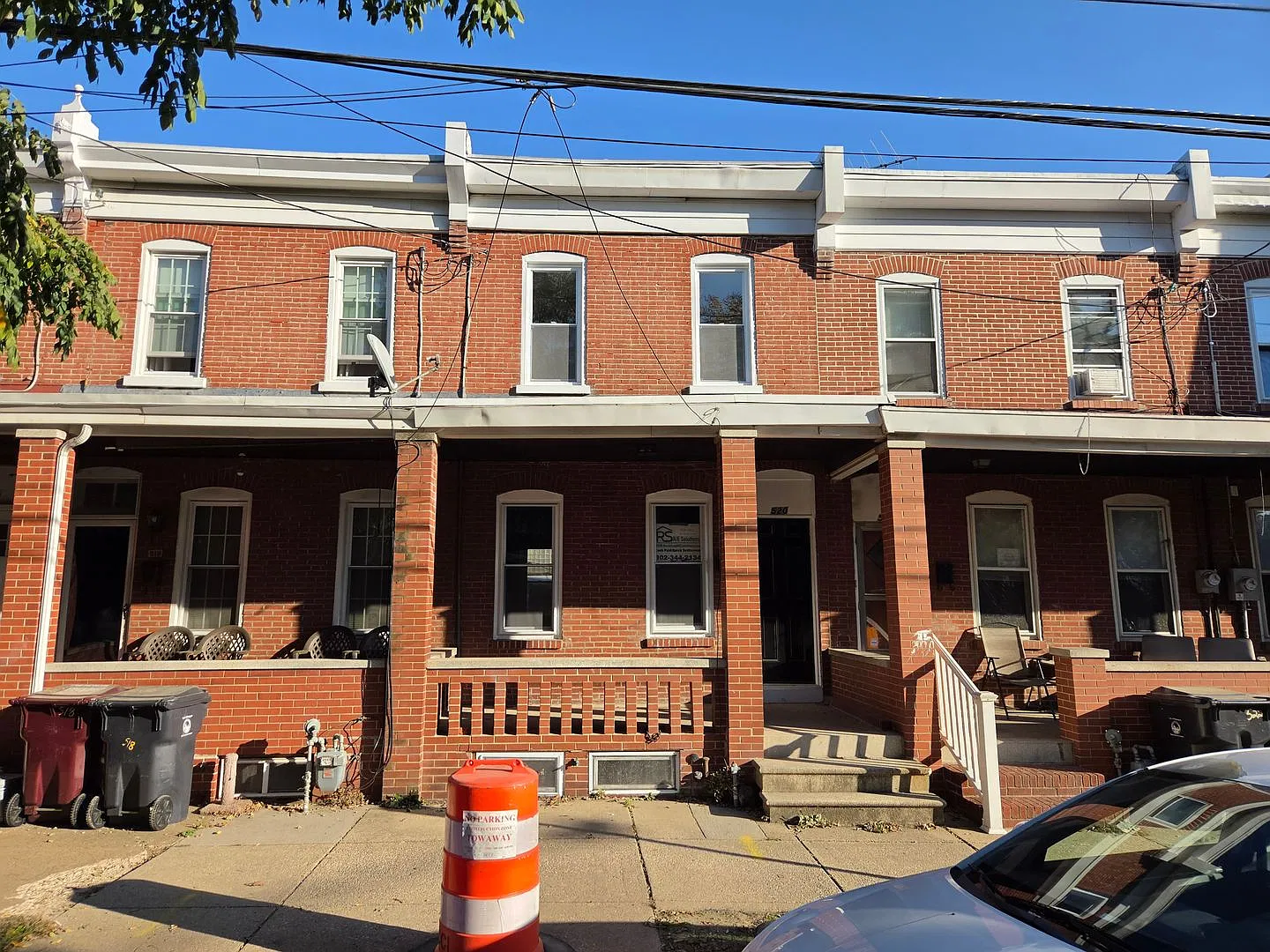Fully renovated three bedroom townhouse — Photo 1