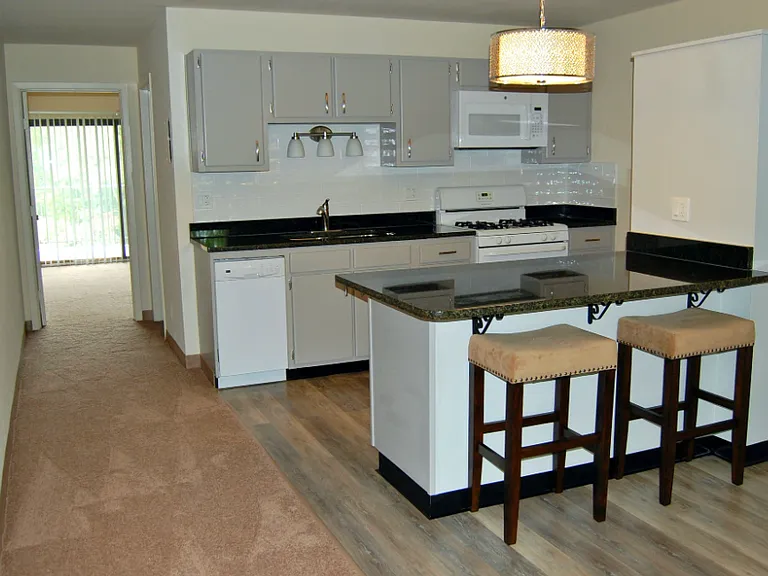 Seven Stories West Apartments — Photo 5