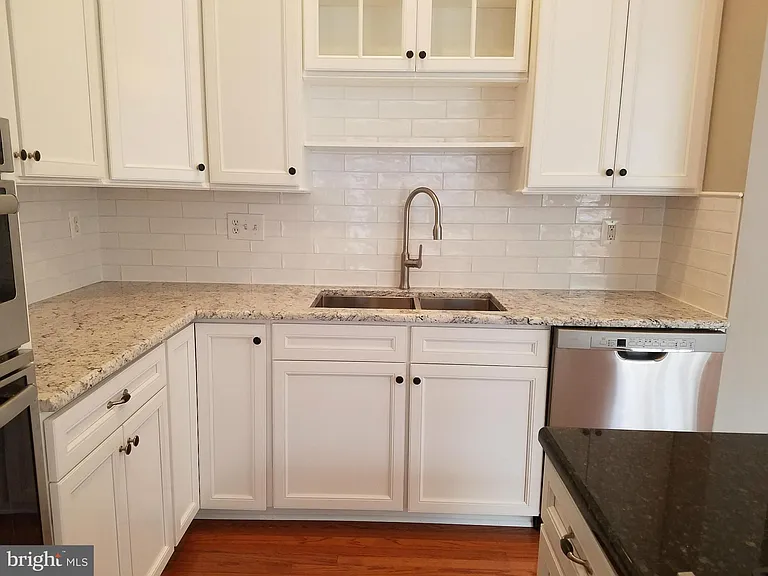 1619 Seneca Ave — Photo 8