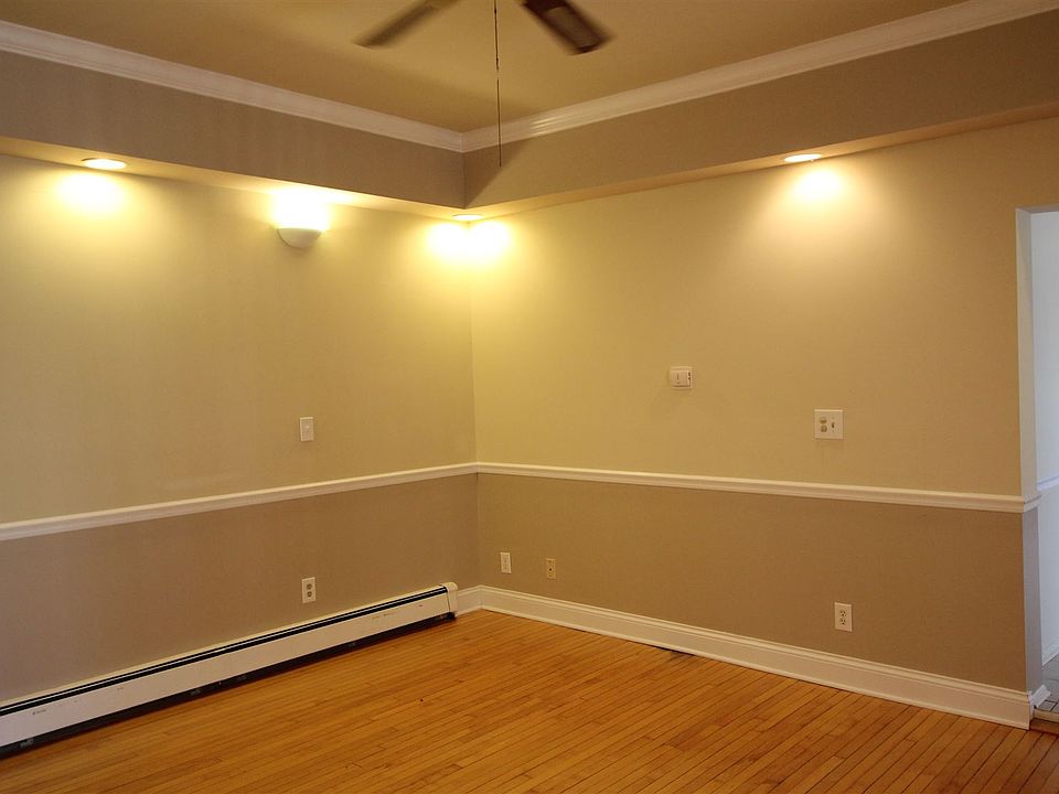 121-1 Living Room