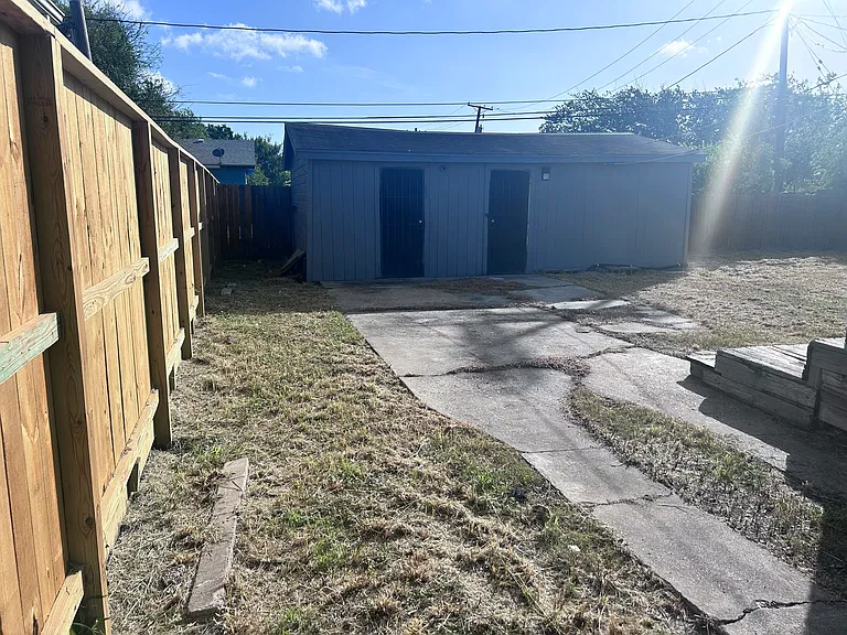 210 W Vanderbilt Dr — Photo 3