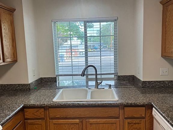 5th image of 1060 Spring St