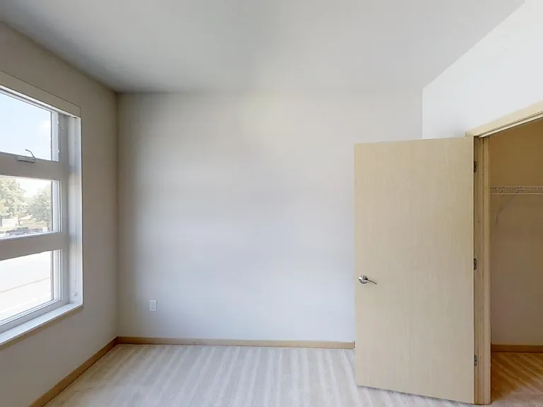 902 Drake St — Photo 64