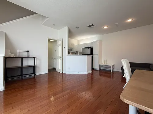 2208 Crescent Oak Photo 1