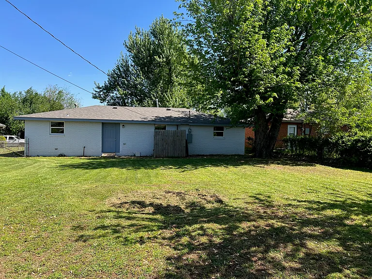869 E Steed Dr — Photo 2
