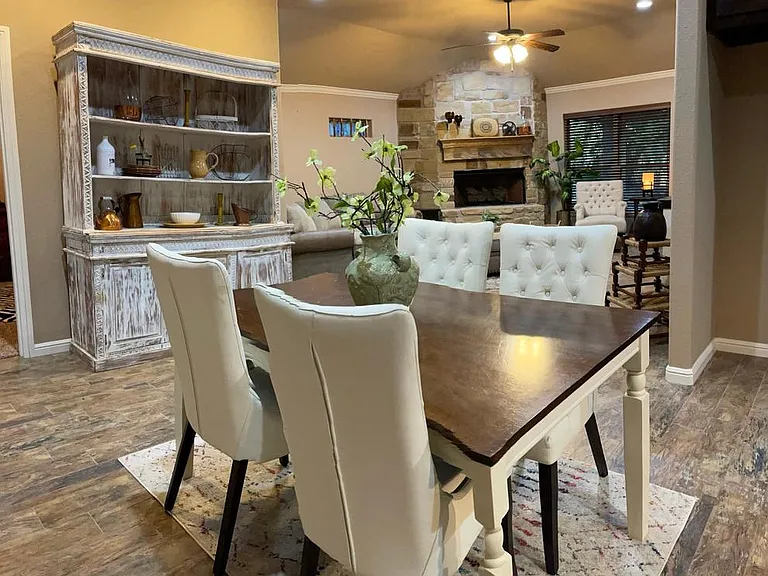 1407 Lauren Ln — Photo 2