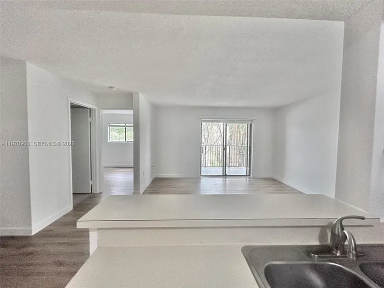 400 Palm Cir W #201 — Photo 5