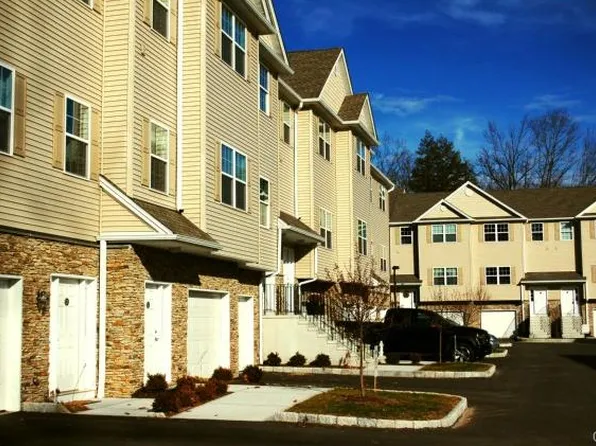 31 Riverview Ct, Brookfield, CT 06804